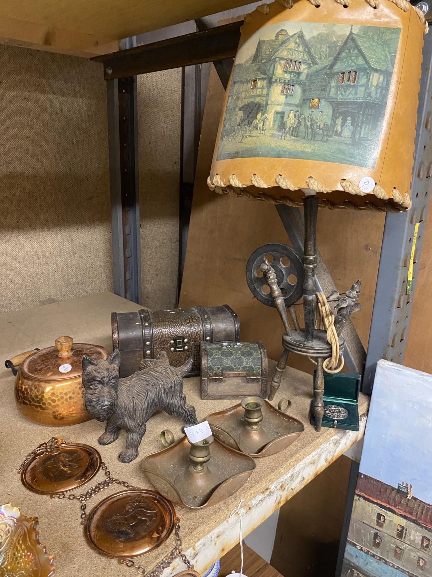 A MIXED GROUP OF VINTAGE ITEMS TO INCLUDE COPPER, WOODEN SPINNING WHEEL LAMP ETC