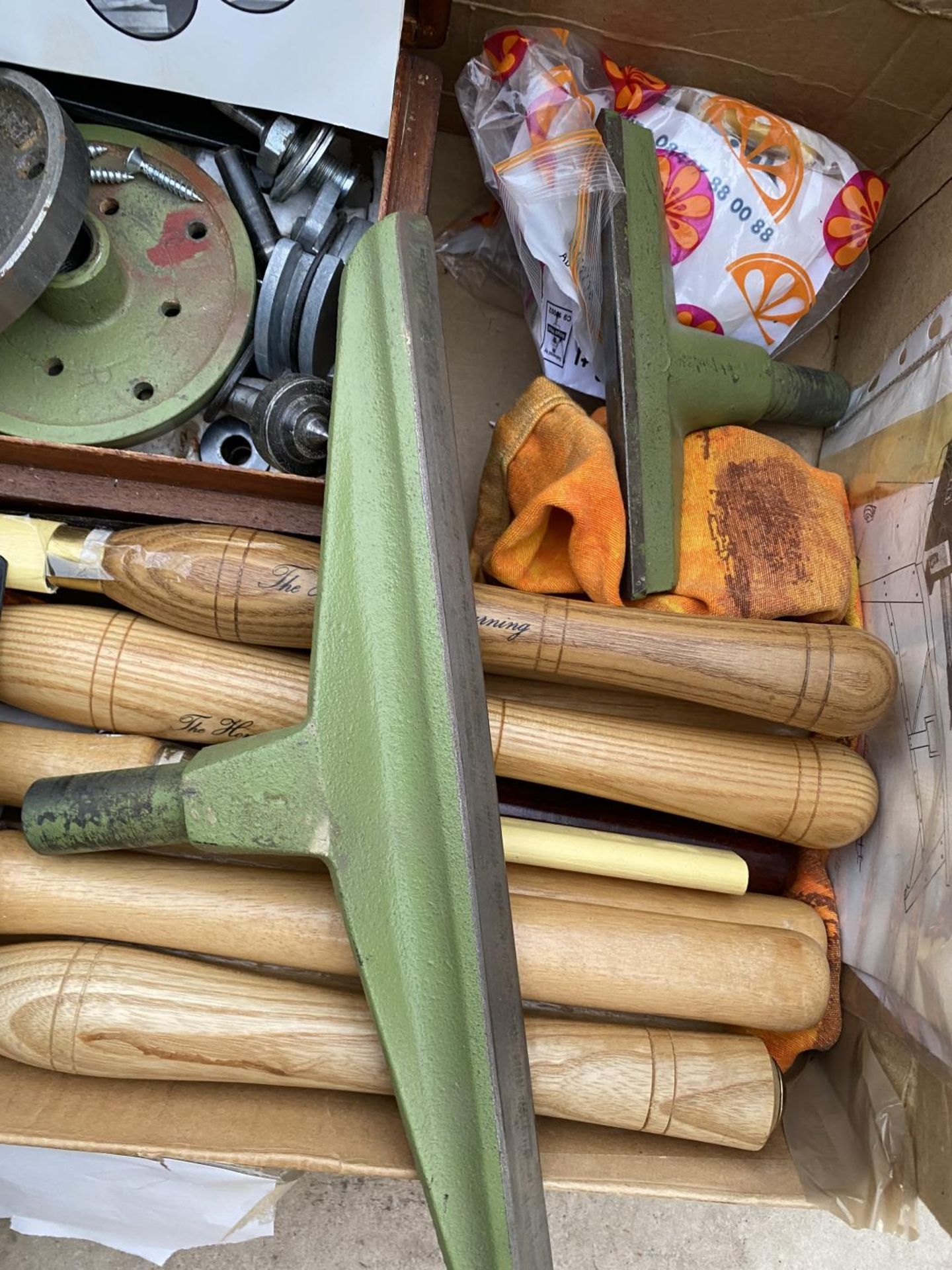 A WOOD TURNING LATHE AND AN ASSORTMENT OF LATHE TOOLS AND CHISELS - Image 5 of 11