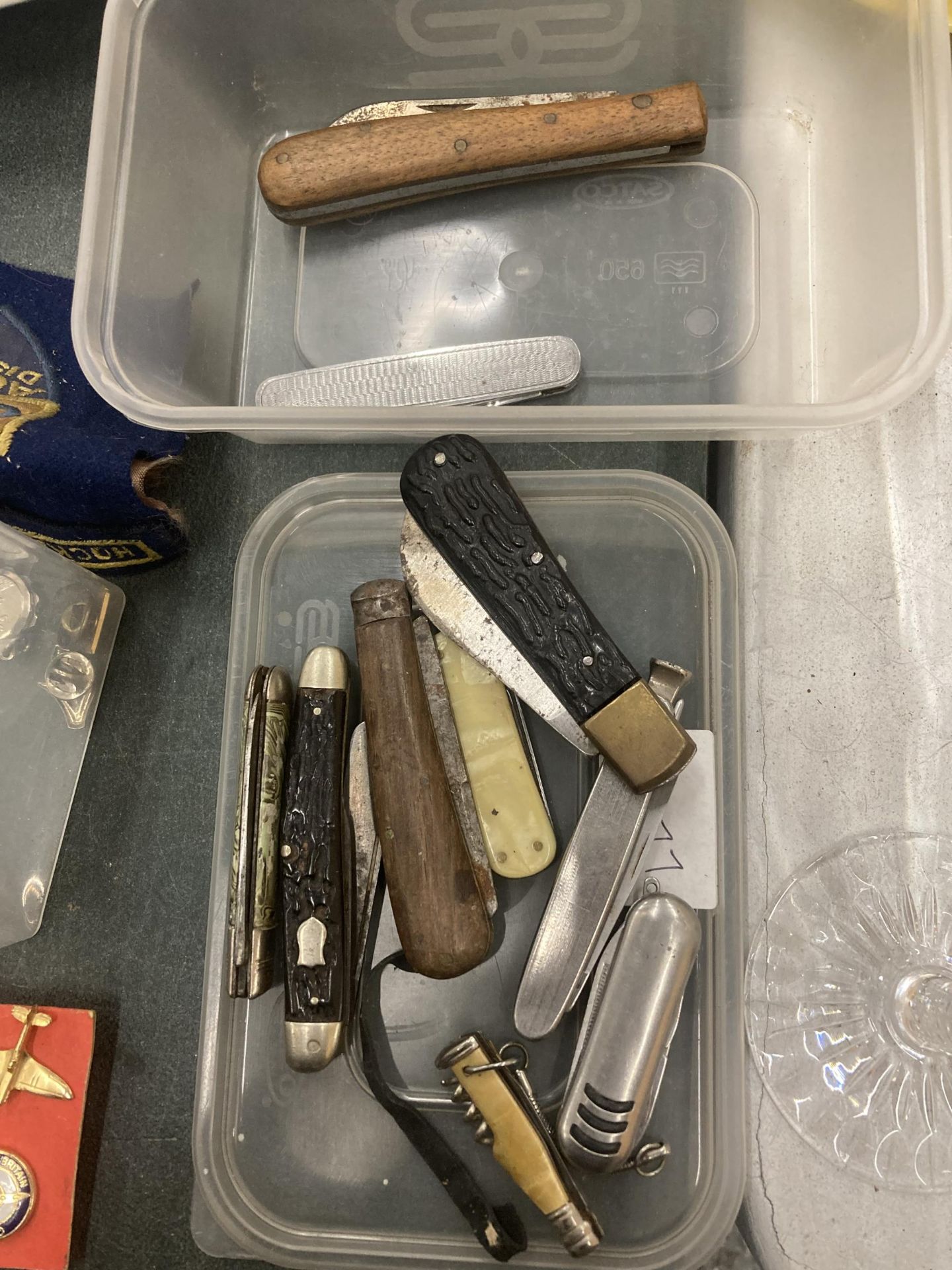 A COLLECTION OF VINTAGE PENKNIVES TO INCLUDE FODEN, HORN HANDLED, ETC