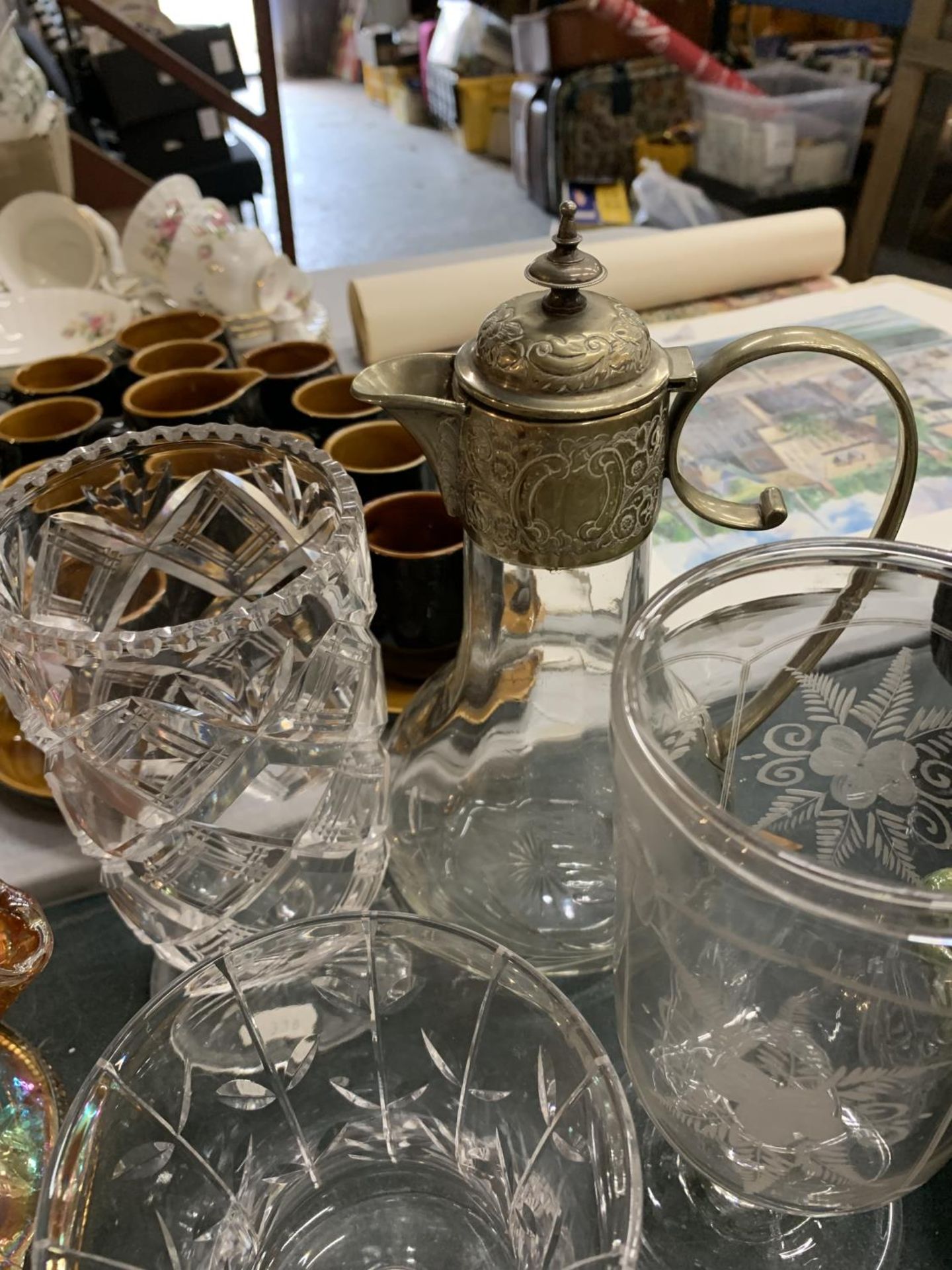 A QUANTITY OF VINTAGE CLEAR GLASSWARE TO INCLUDE A CLARET JUG, VASES, JUGS, BOWLS, ETC - Image 6 of 7