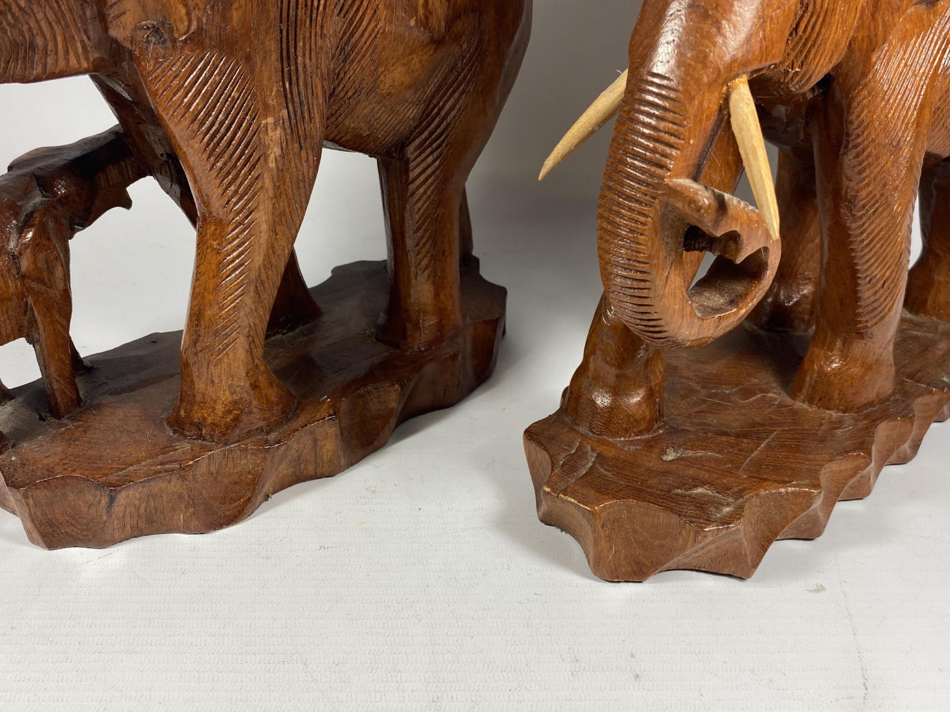 A PAIR OF VINTAGE CARVED WOODEN TRIBAL FAMILY OF ELEPHANT FIGURES, HEIGTH 27CM - Image 5 of 5