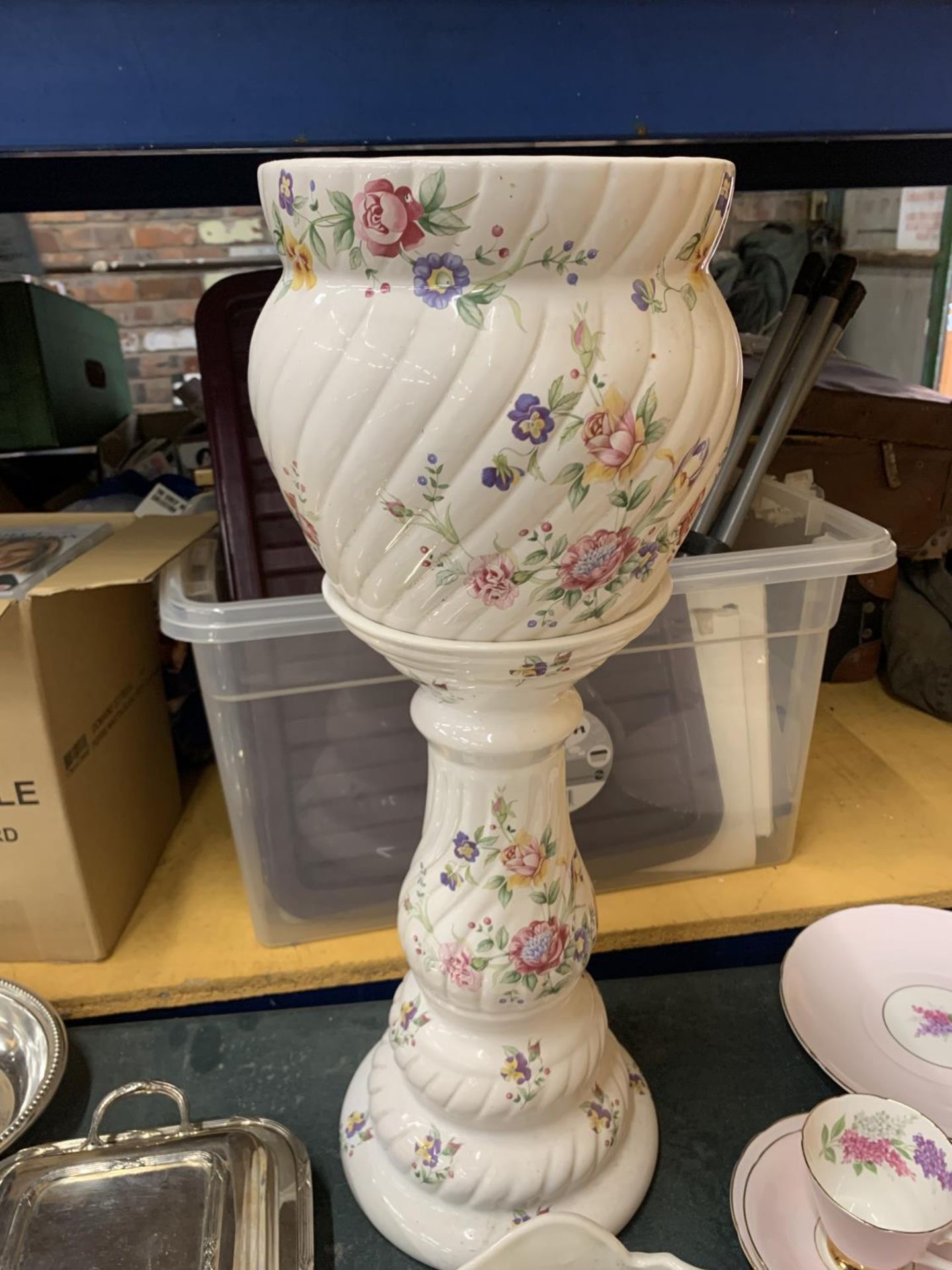 A VINTAGE IRONSTONE WASHBOWL AND JUG PLUS A JARDINIERE - Image 3 of 5