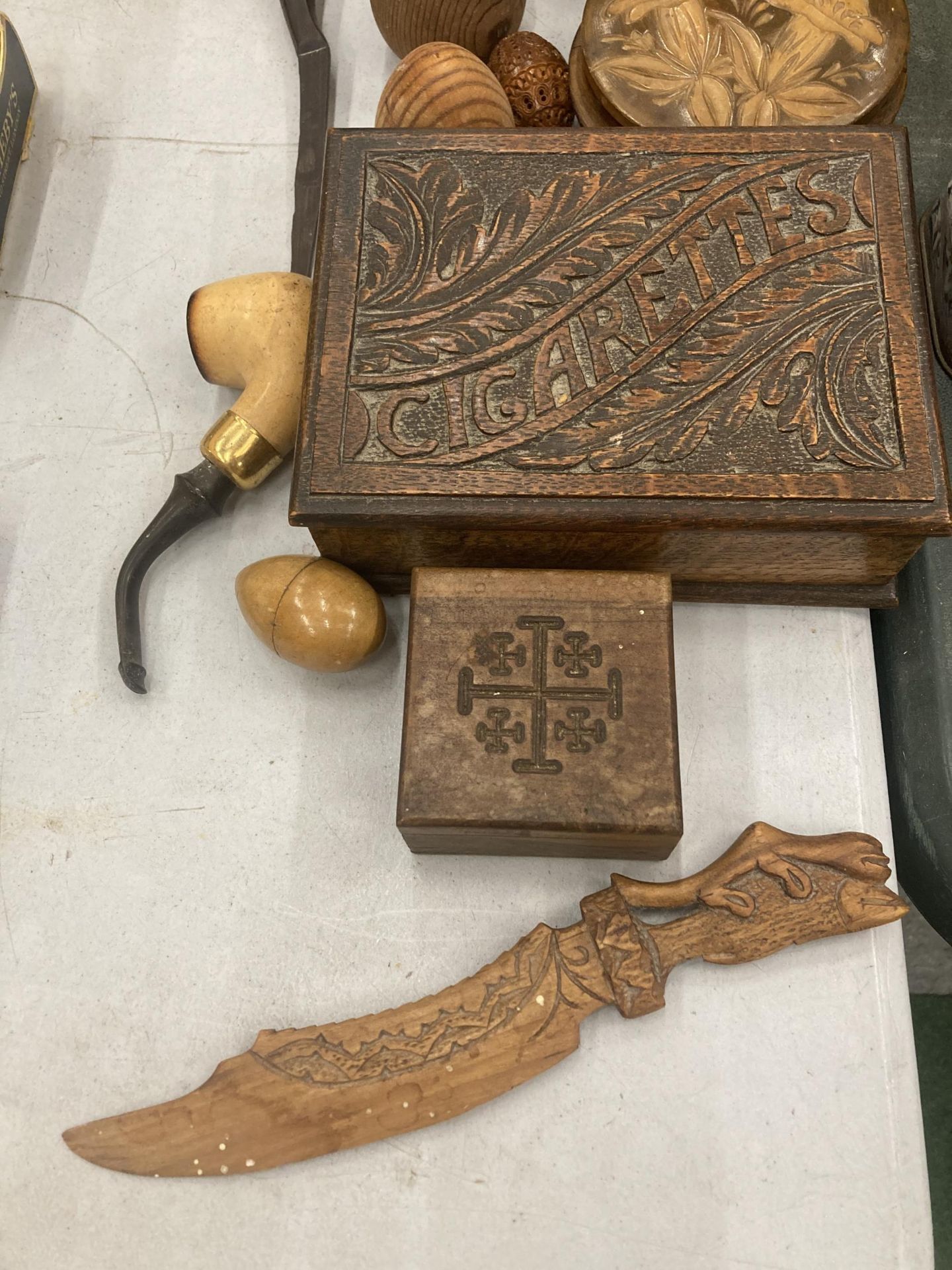 A QUANTITY OF TREEN ITEMS TO INCLUDE A 'BELT' BLOCK MEERSCHAUM PIPE, MAUCHLINE WARE EGG, BOXES, - Image 2 of 4