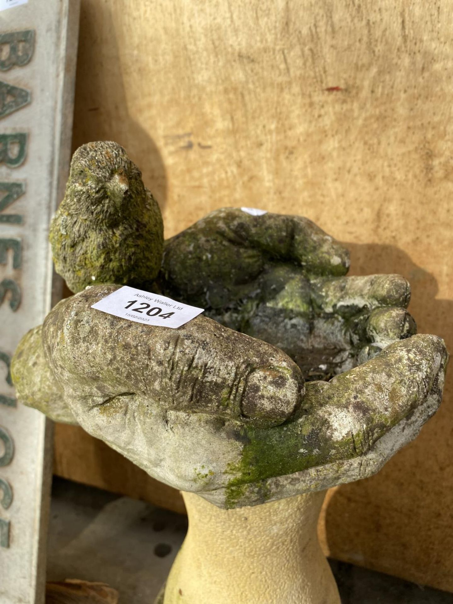 A RECONSTITUTED STONE BIRD BATH IN THE FORM OF TWO HANDS ON A PEDESTAL BASE (H:55CM) - Image 3 of 4