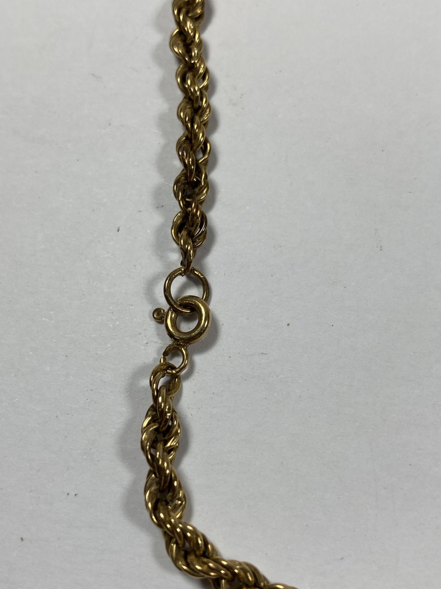 A 9CT YELLOW GOLD ROPE CHAIN NECKLACE, WEIGHT 4.82G - Image 2 of 2