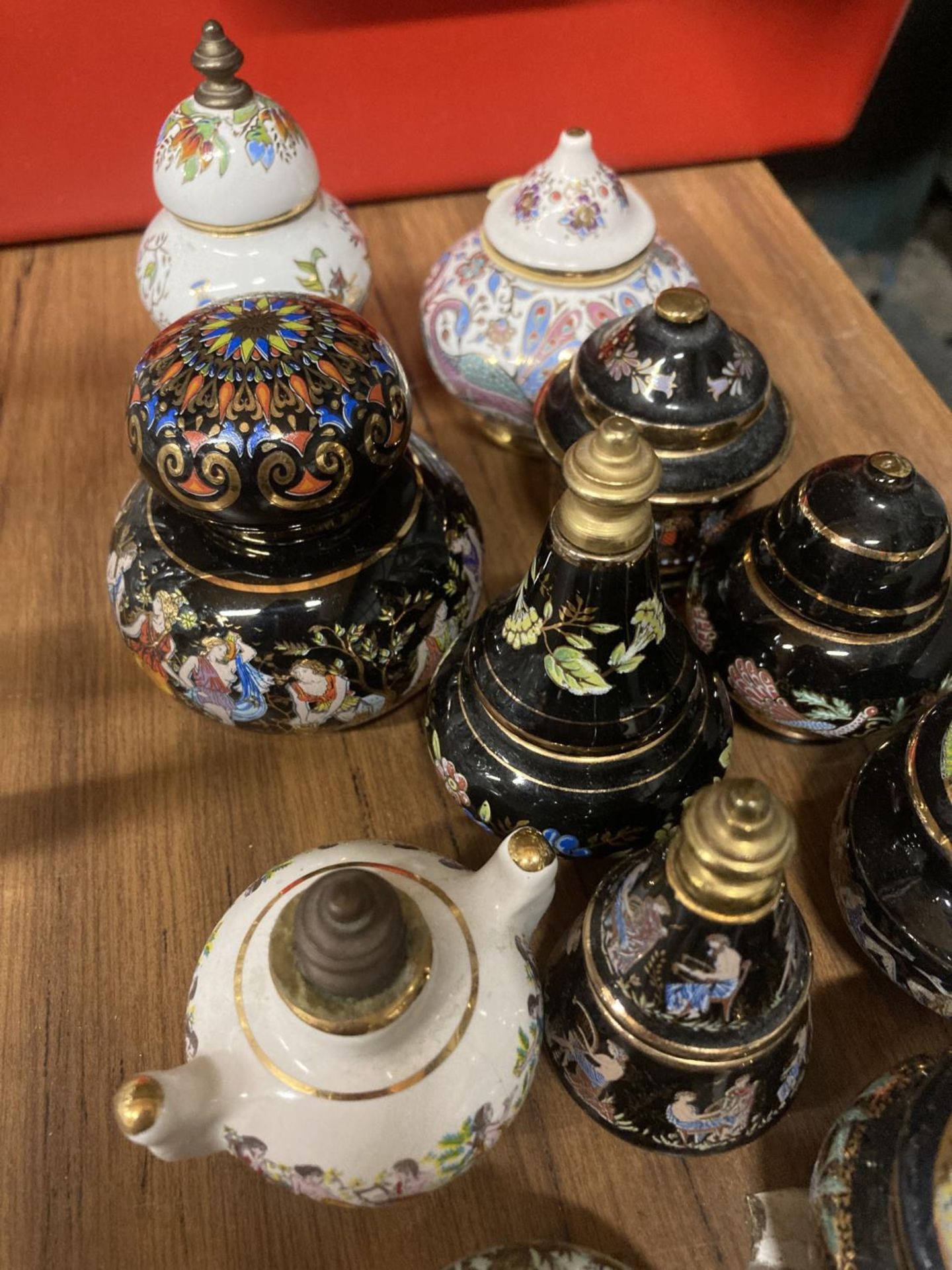 A COLLECTION OF MINIATURE CERAMICS TO INCLUDE ORIENTAL STYLE - Image 3 of 4