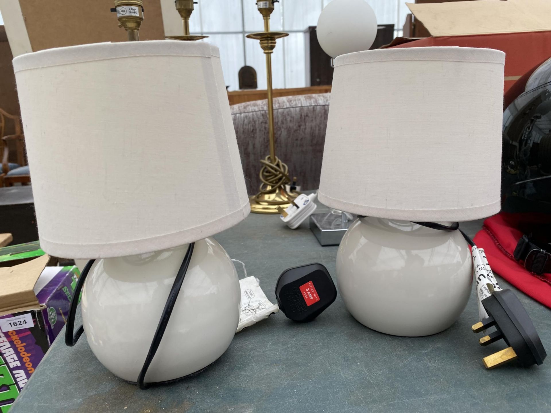 AN ASSORTMENT OF TABLE LAMPS TO INCLUDE TWO BRASS EXAMPLES - Image 3 of 3