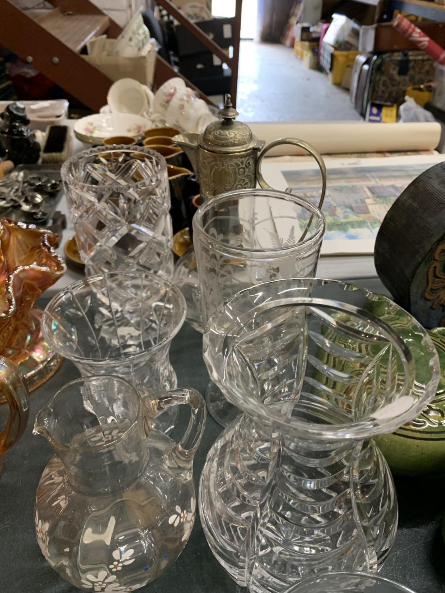 A QUANTITY OF VINTAGE CLEAR GLASSWARE TO INCLUDE A CLARET JUG, VASES, JUGS, BOWLS, ETC - Image 2 of 7