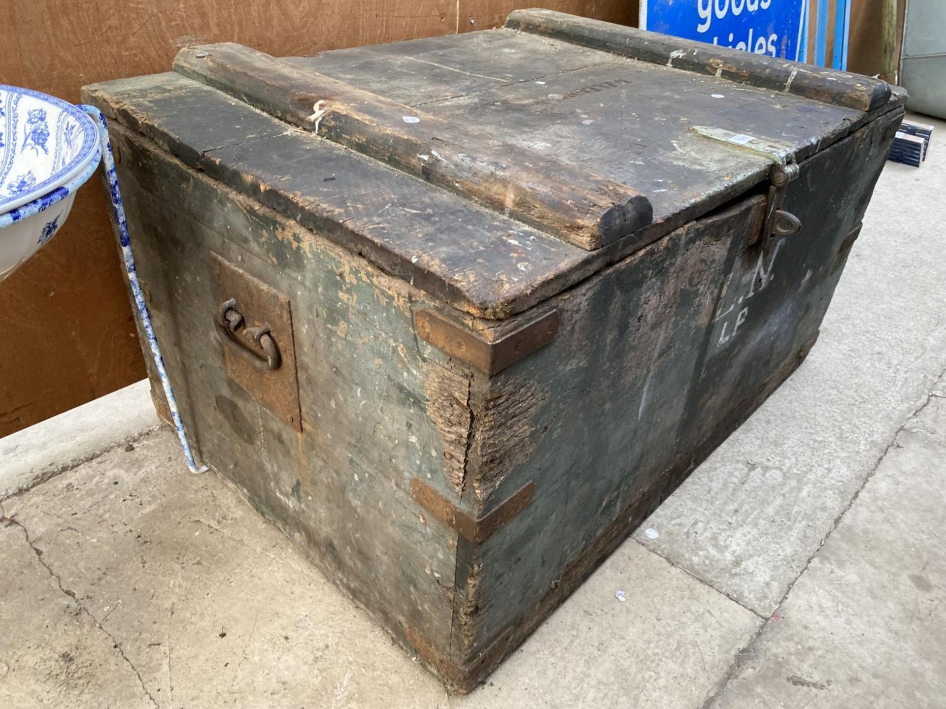 A LARGE VINTAGE WOODEN CHEST WITH METAL BANDING - Image 2 of 6