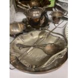 A LARGE QUANTITY OF SILVER PLATED ITEMS TO INCLUDE A TRAY, TEAPOT, DISH, JUG ETC