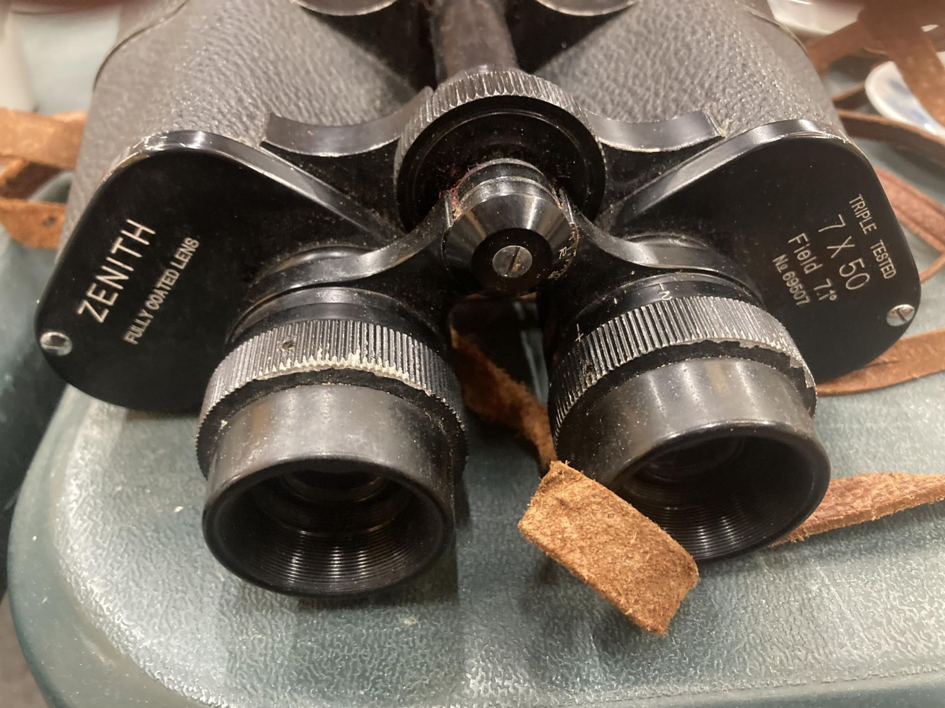 A PAIR OF ZENITH 7 X 50 FIELD BINOCULARS IN A LEATHER CASE - Image 2 of 5