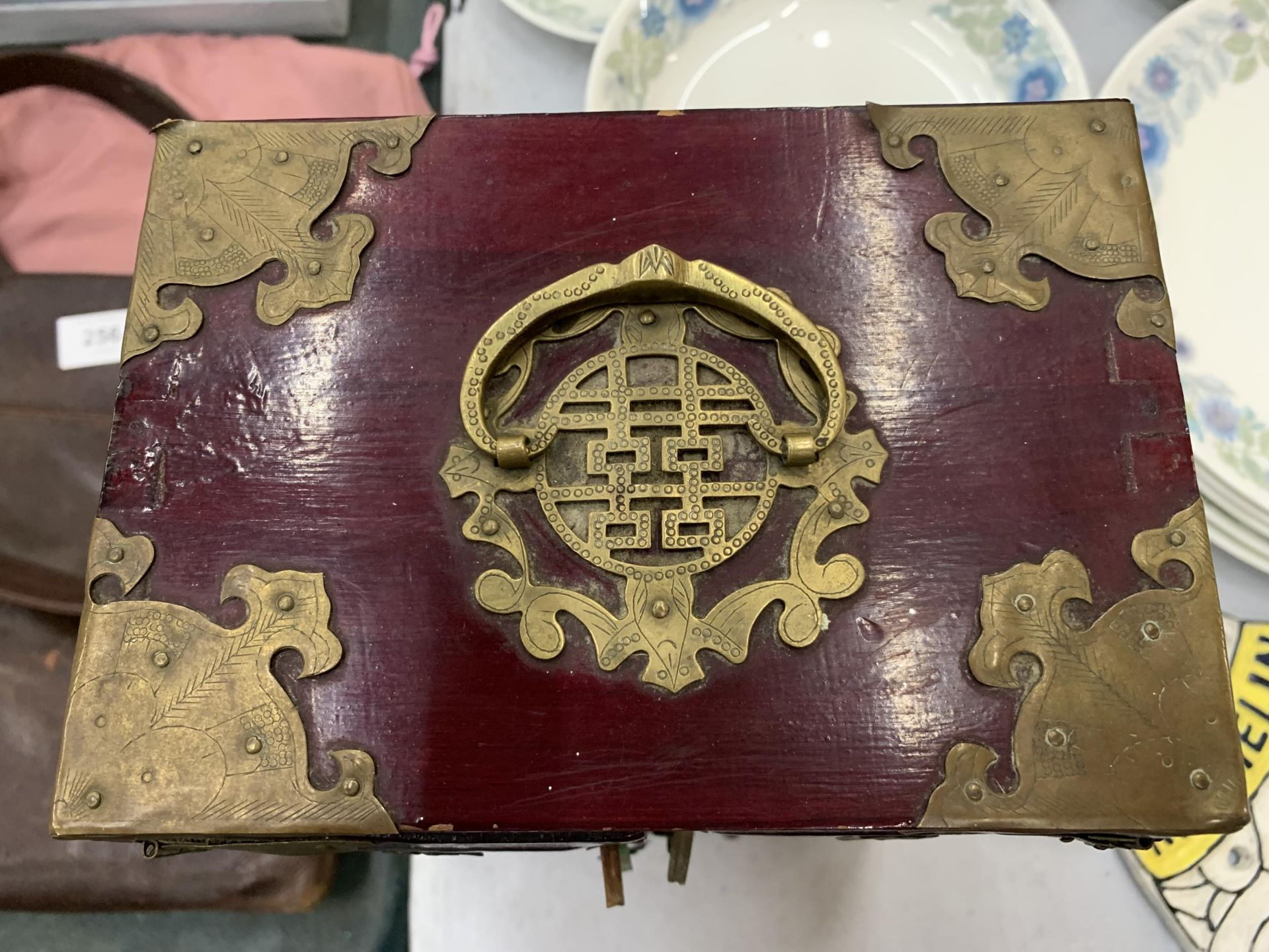 AN ORIENTAL STYLE RED CABINET WITH METAL FITTINGS HEIGHT 24CM, WIDTH 18CM, DEPTH 13CM - Image 4 of 5