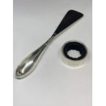 A HALLMARKED BIRMINGHAM SILVER HANDLED SHOE HORN AND A 925 WINE BOTTLE SPILL RING