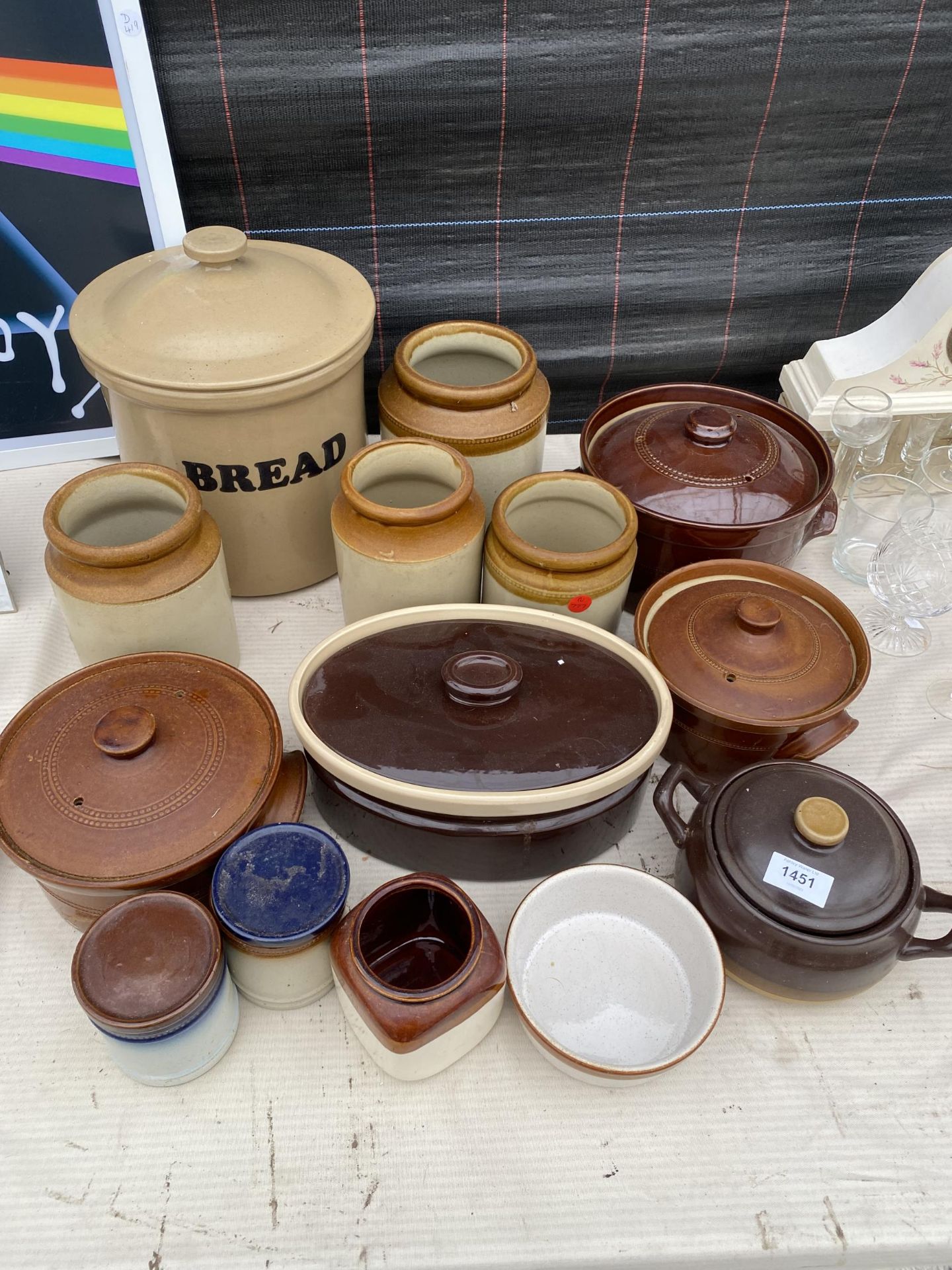 A LARGE ASSORTMENT OF EARTHEN WARE ITEMS TO INCLUDE STONEWARE POTS AND A LARGE BREAD BIN ETC