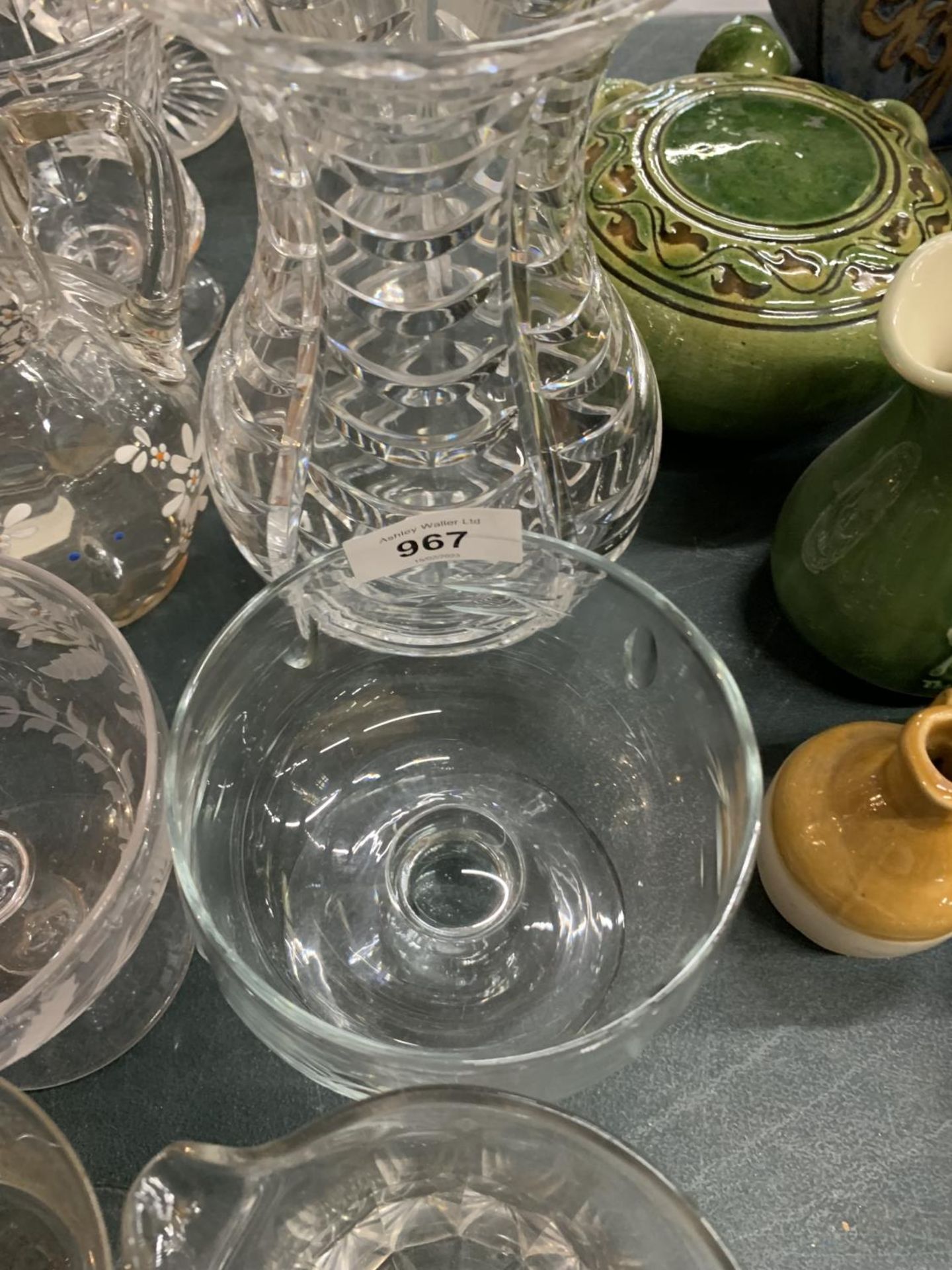 A QUANTITY OF VINTAGE CLEAR GLASSWARE TO INCLUDE A CLARET JUG, VASES, JUGS, BOWLS, ETC - Image 7 of 7