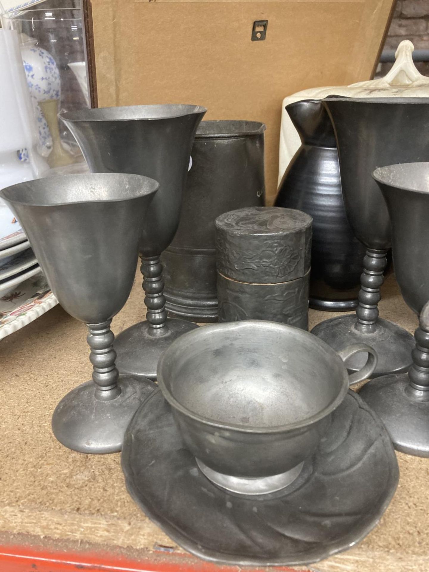 A QUANTITY OF ANTIQUE PEWTER ITEMS TO INCLUDE GOBLETS, A QUART JUG, STORAGE CONTAINER, CUP AND - Image 2 of 5