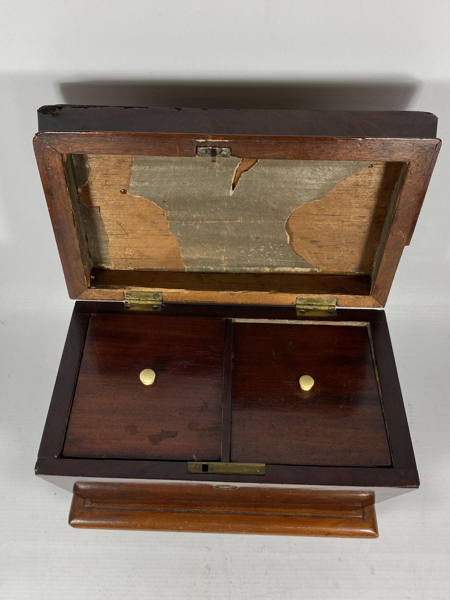 A VINTAGE MAHOGANY TEA CADDY WITH TWO INNER COMPARTMENTS - Image 3 of 3