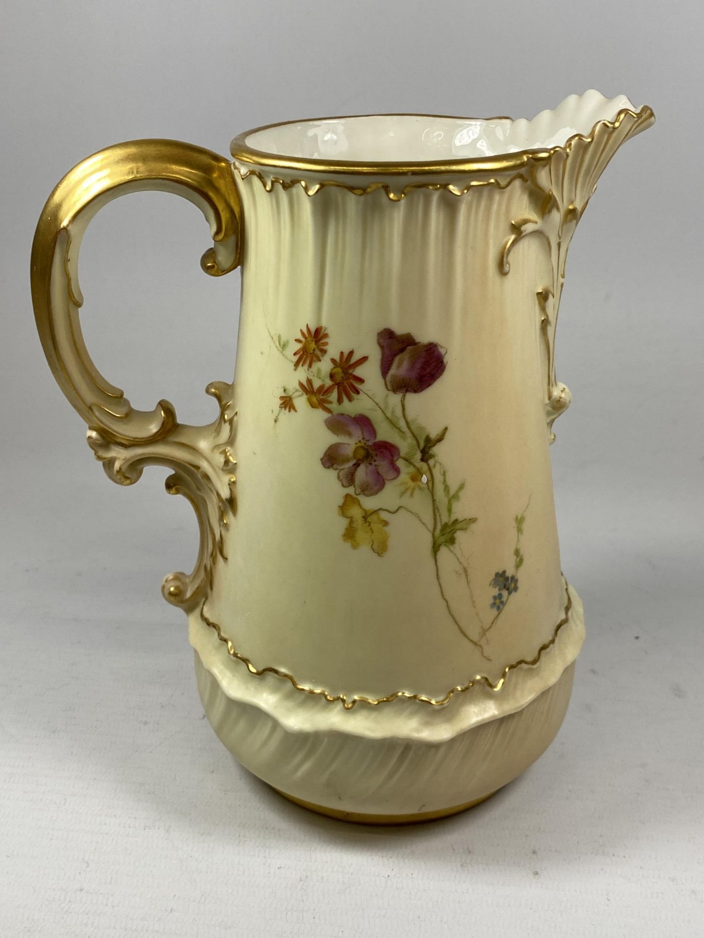A ROYAL WORCESTER BLUSH IVORY HAND PAINTED FLORAL JUG, HEIGHT 18.5CM - Image 2 of 3