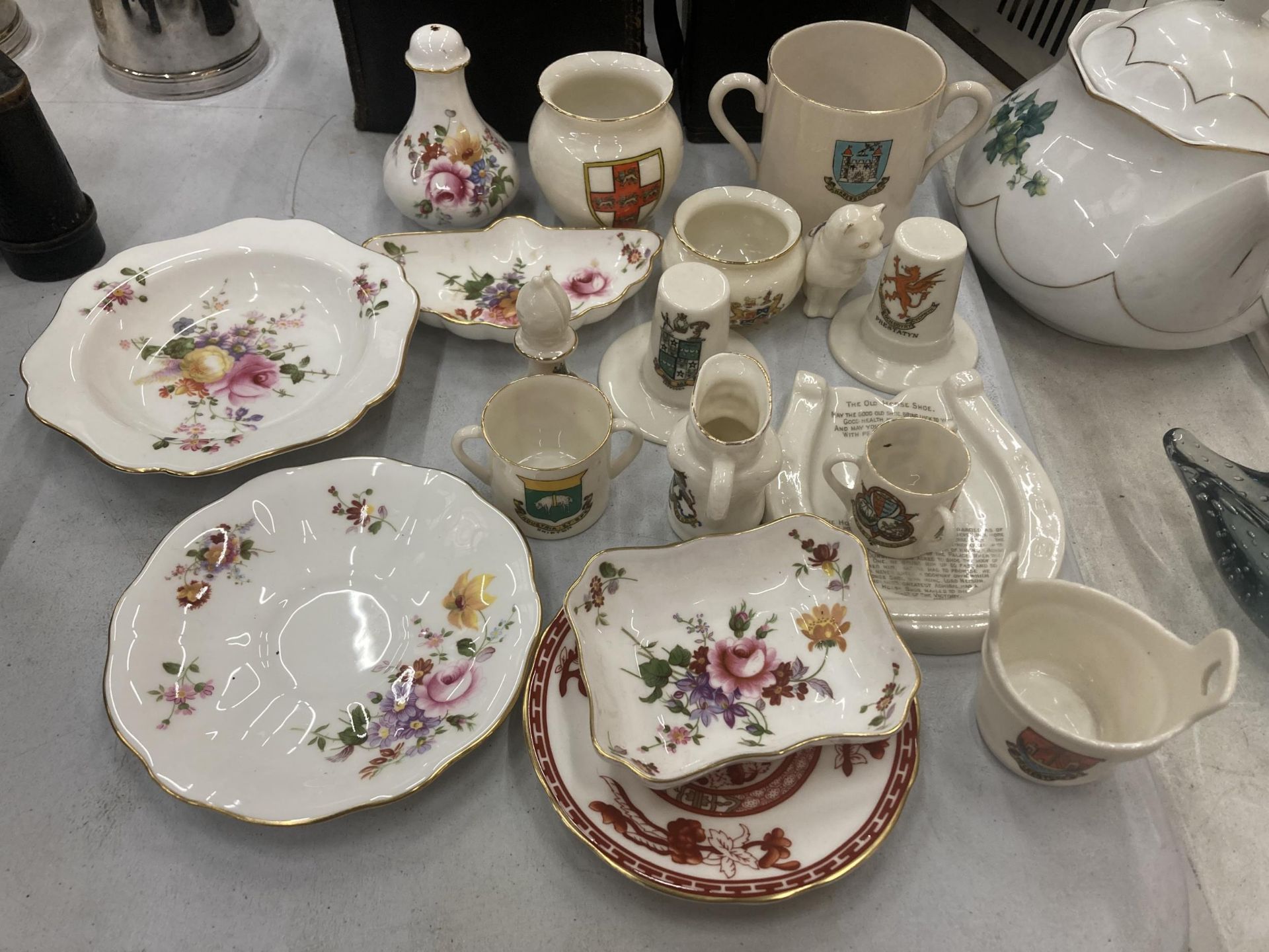 A QUANTITY OF ROYAL CROWN DERBY 'DERBY POSIES' TO INCLUDE PIN TRAYS, A BOWL, CRUET, ETC PLUS A