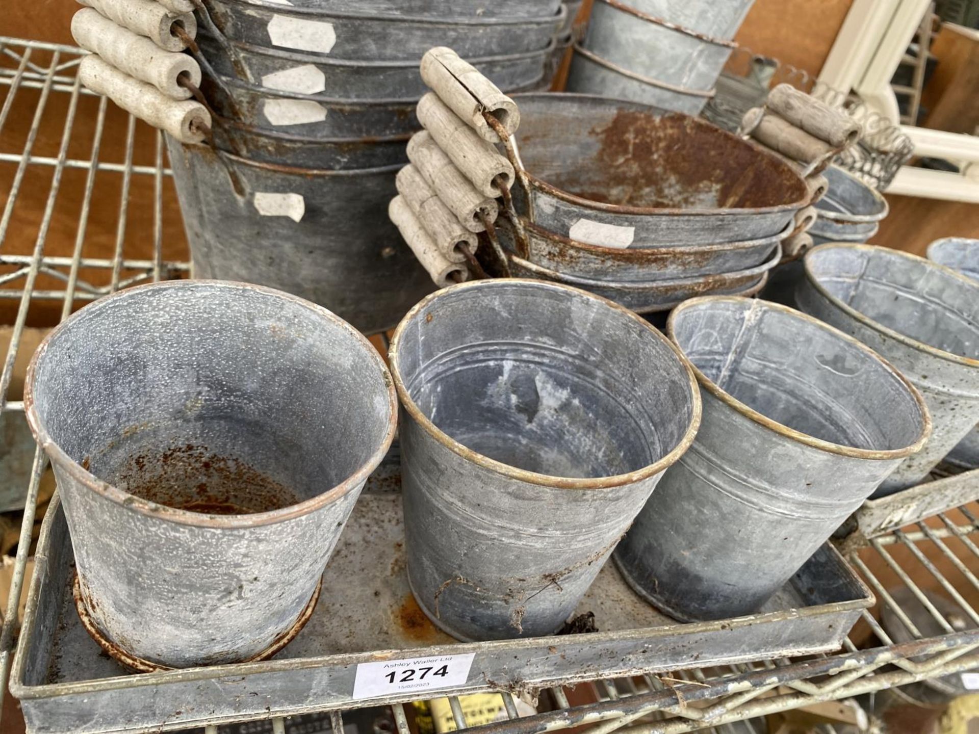 AN ASSORTMENT OF SMALL GALVANISED METAL GARDEN PLANTERS AND TROUGHS - Image 3 of 4