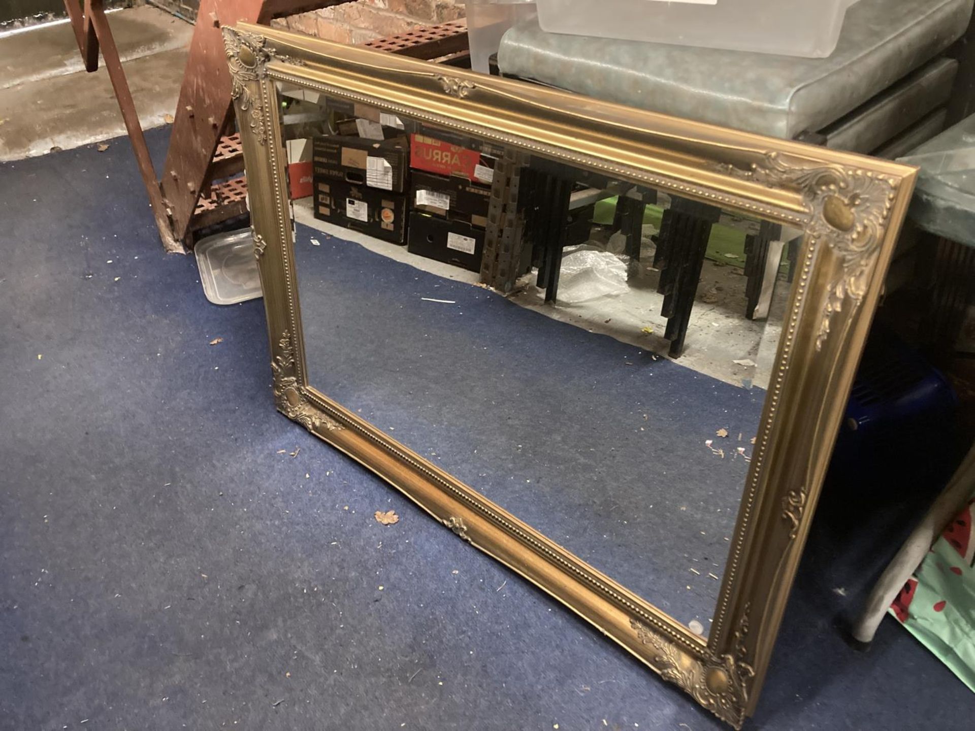 AN ORNATE GILTWOOD MIRROR - 105 X 77 CM