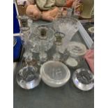 A QUANTITY OF GLASSWARE TO INCLUDE CANDLESTICKS, BOWLS, VASES, ETC