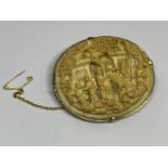 A 19TH CENTURY CARVED CHINESE BROOCH SET IN 9CT YELLOW GOLD CASE, WITH A PRESENTATION BOX AND