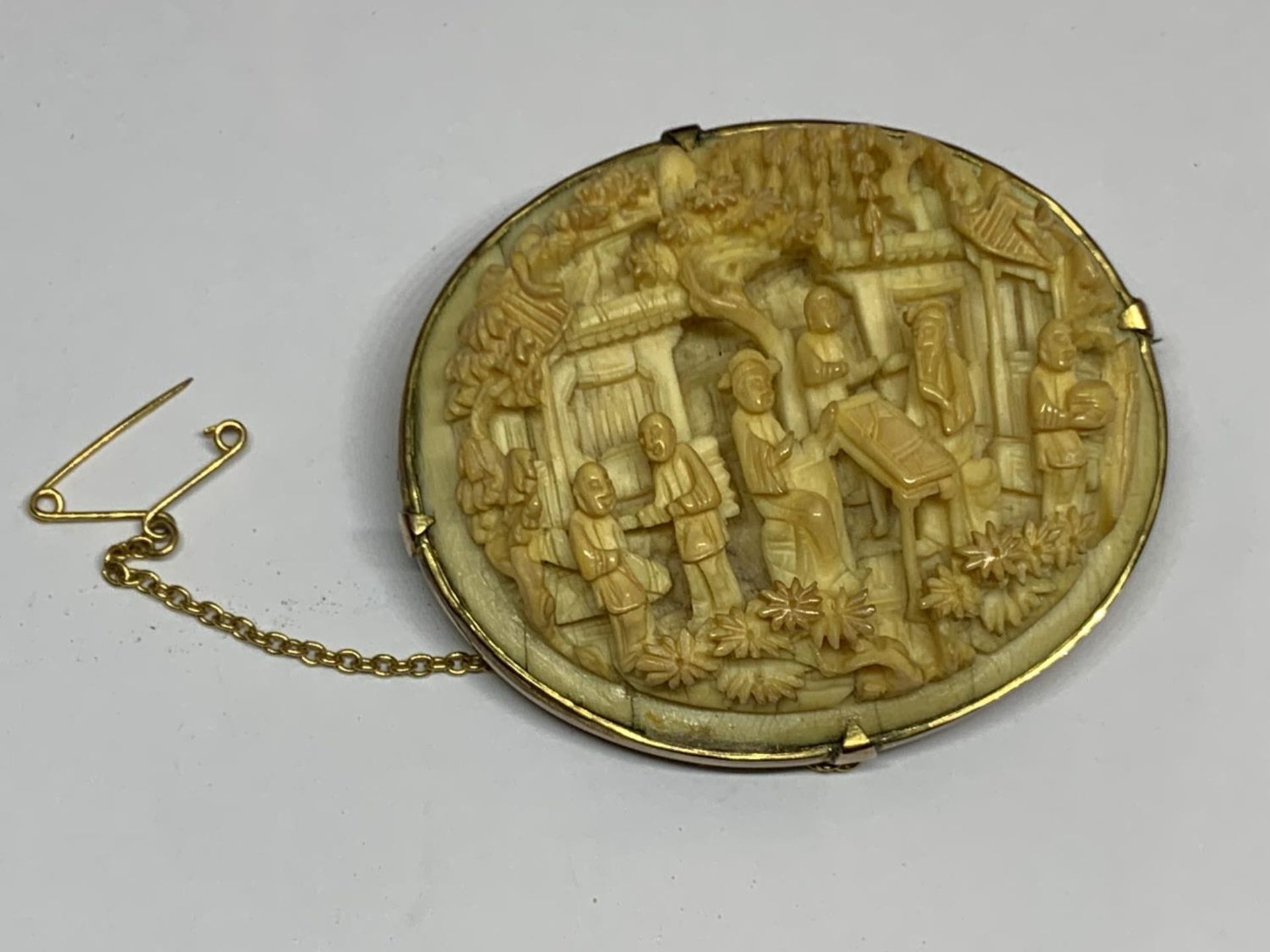 A 19TH CENTURY CARVED CHINESE BROOCH SET IN 9CT YELLOW GOLD CASE, WITH A PRESENTATION BOX AND