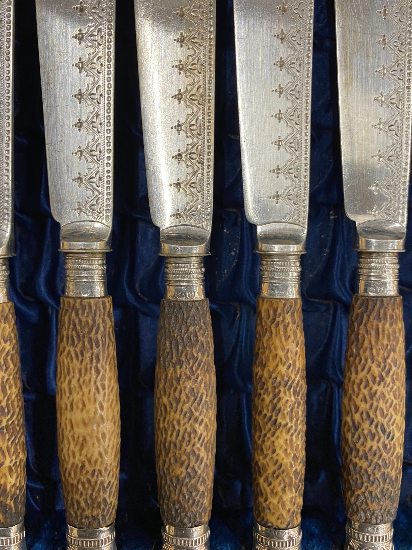 A VINTAGE OAK CASED CANTEEN OF HORN HANDLED CUTLERY WITH HALLMARKED SILVER FERRULES - Image 2 of 3