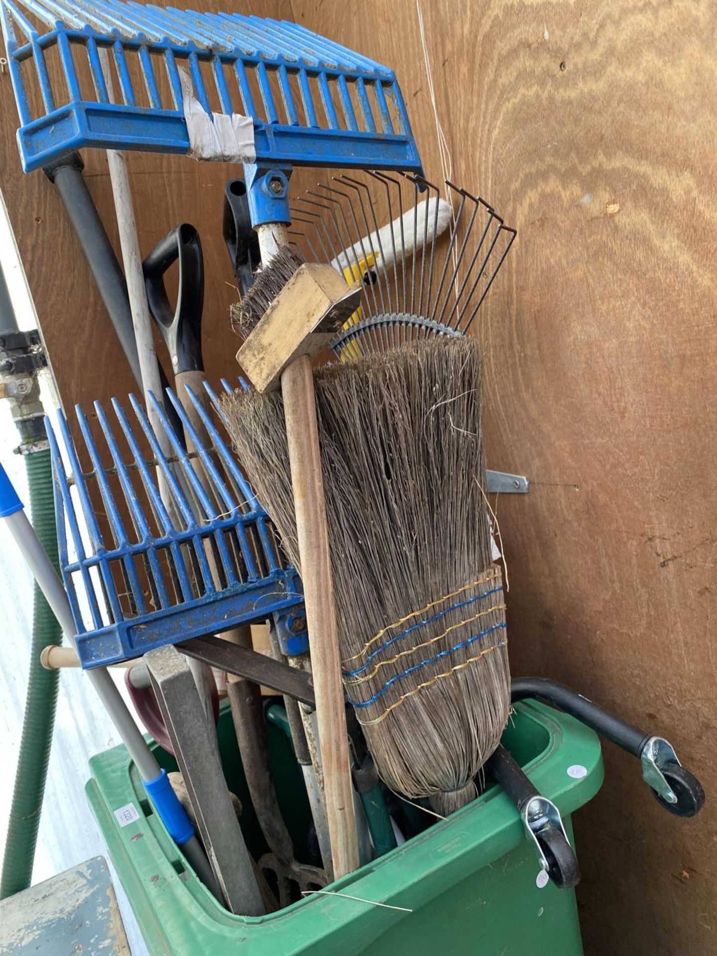 A WHEELIE BIN CONTAINING AN ASSORTMENT OF GARDEN TOOLS TO INCLUDE FORKS AND RAKES ETC - Image 4 of 4