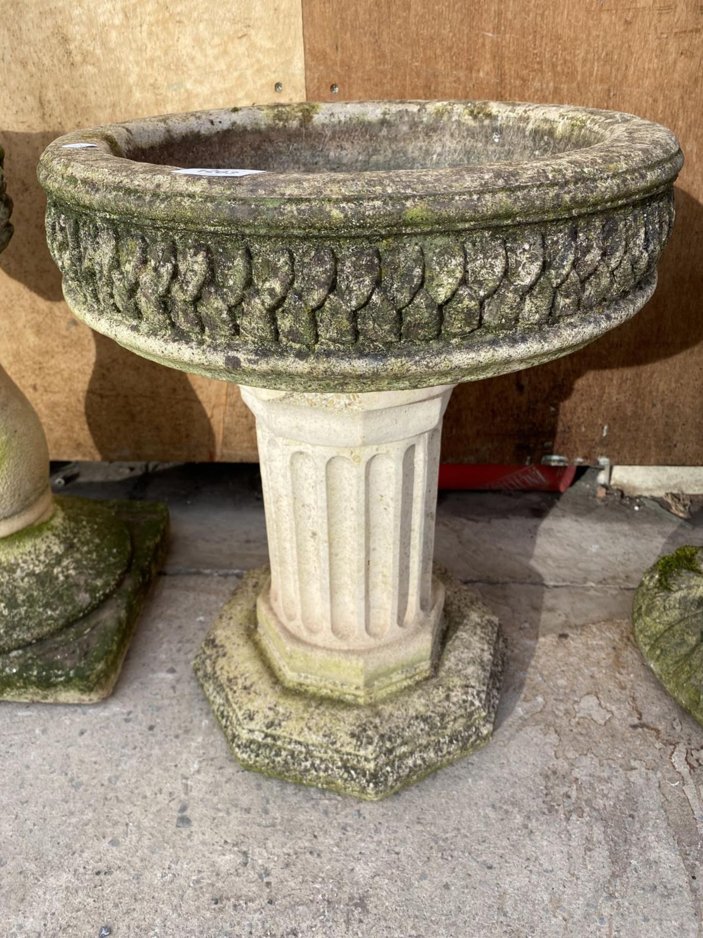 A RECONSTITUTED STONE BIRD BATH WITH PEDESTAL BASE (H:47CM)