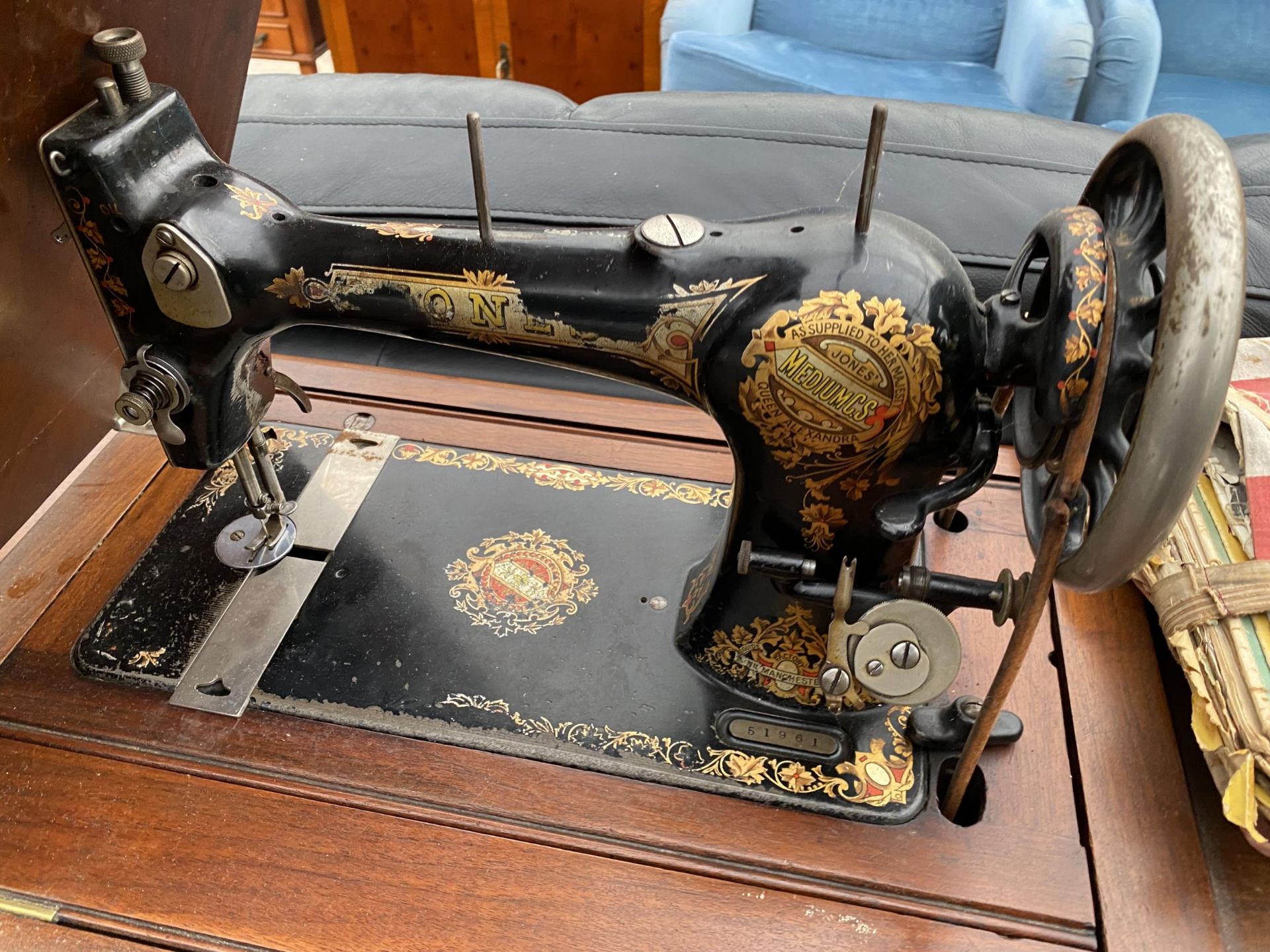 A SINGER TREADLE SEWING MACHINE (NO.51961) AND A QUANTITY OF PATTERN PAMPHLETS - Image 2 of 2