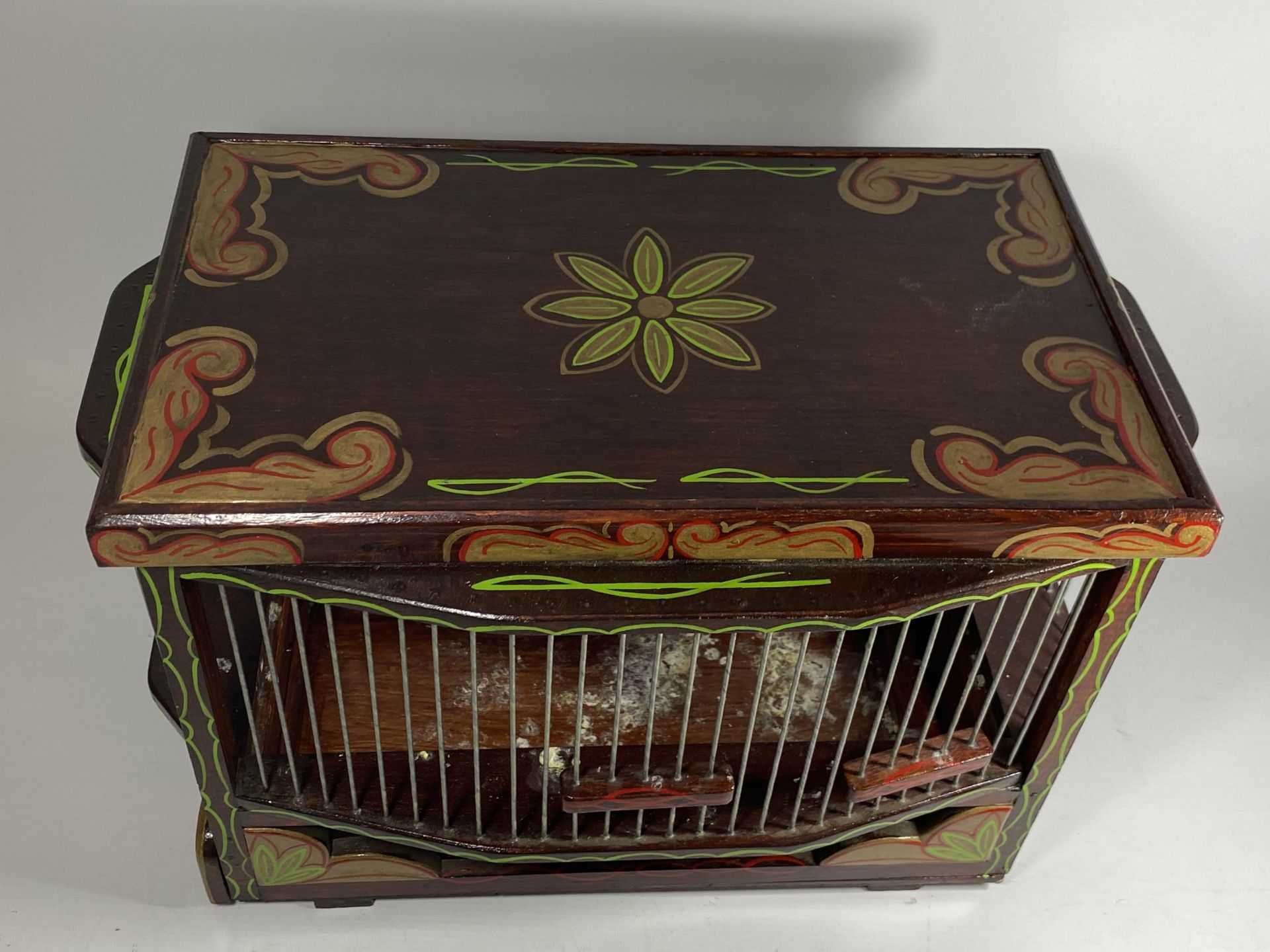 A VINTAGE HAND PAINTED WOODEN BIRD CAGE, 28 X 38 X 22CM - Image 3 of 4