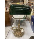 A VINTAGE STYLE BRASS BANKERS LAMP WITH GREEN SHADE HEIGHT APPROX 38CM