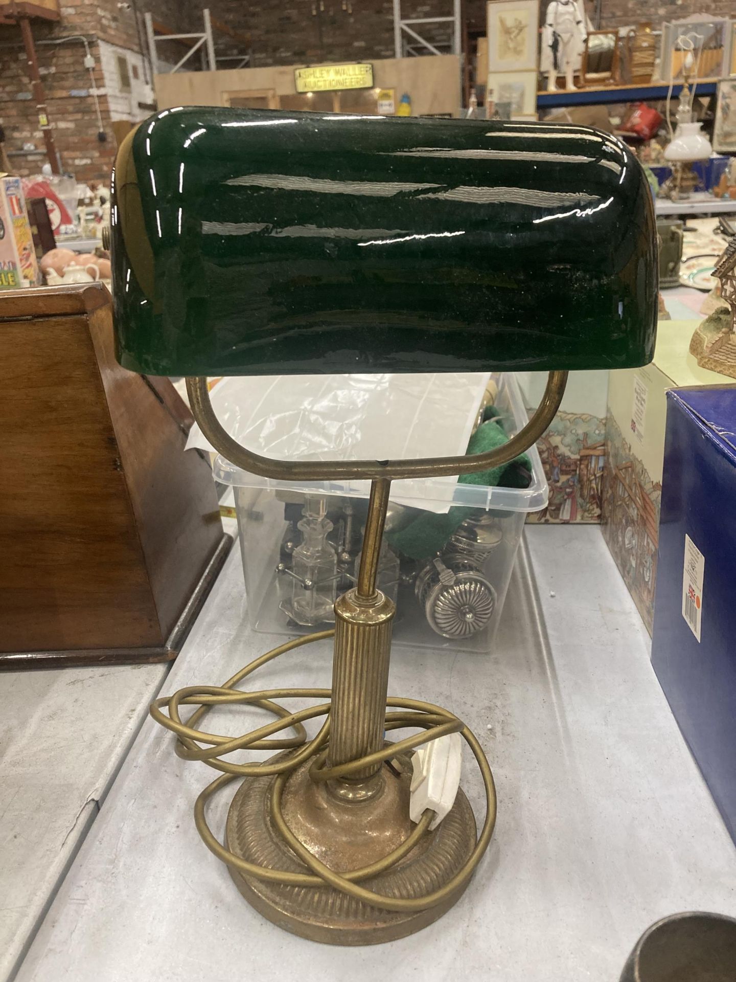 A VINTAGE STYLE BRASS BANKERS LAMP WITH GREEN SHADE HEIGHT APPROX 38CM