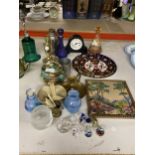 A MIXED LOT OF CERAMICS AND FURTHER ITEMS TO INCLUDE CAITHNESS GLASS, IMARI PLATES ETC