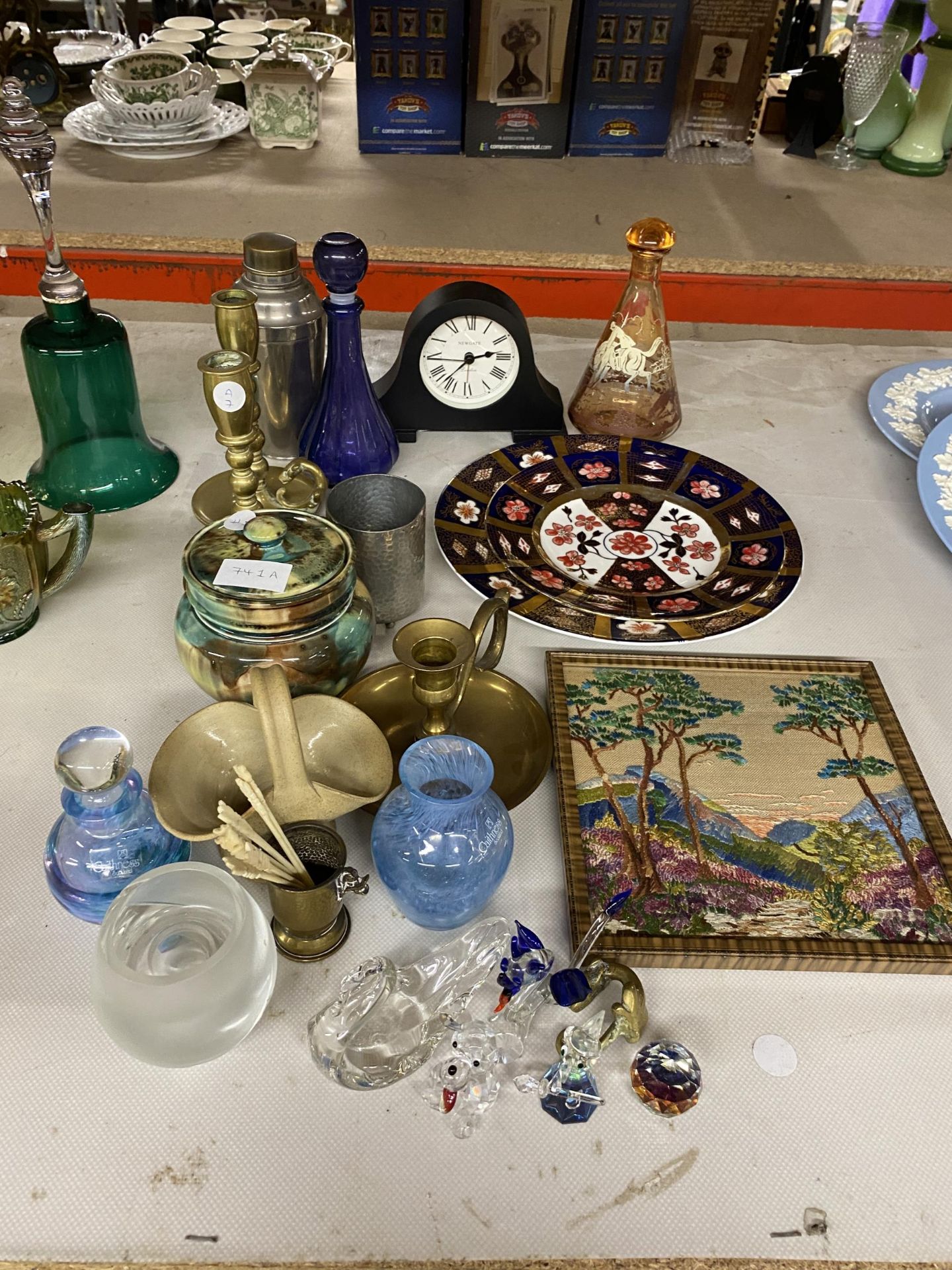 A MIXED LOT OF CERAMICS AND FURTHER ITEMS TO INCLUDE CAITHNESS GLASS, IMARI PLATES ETC