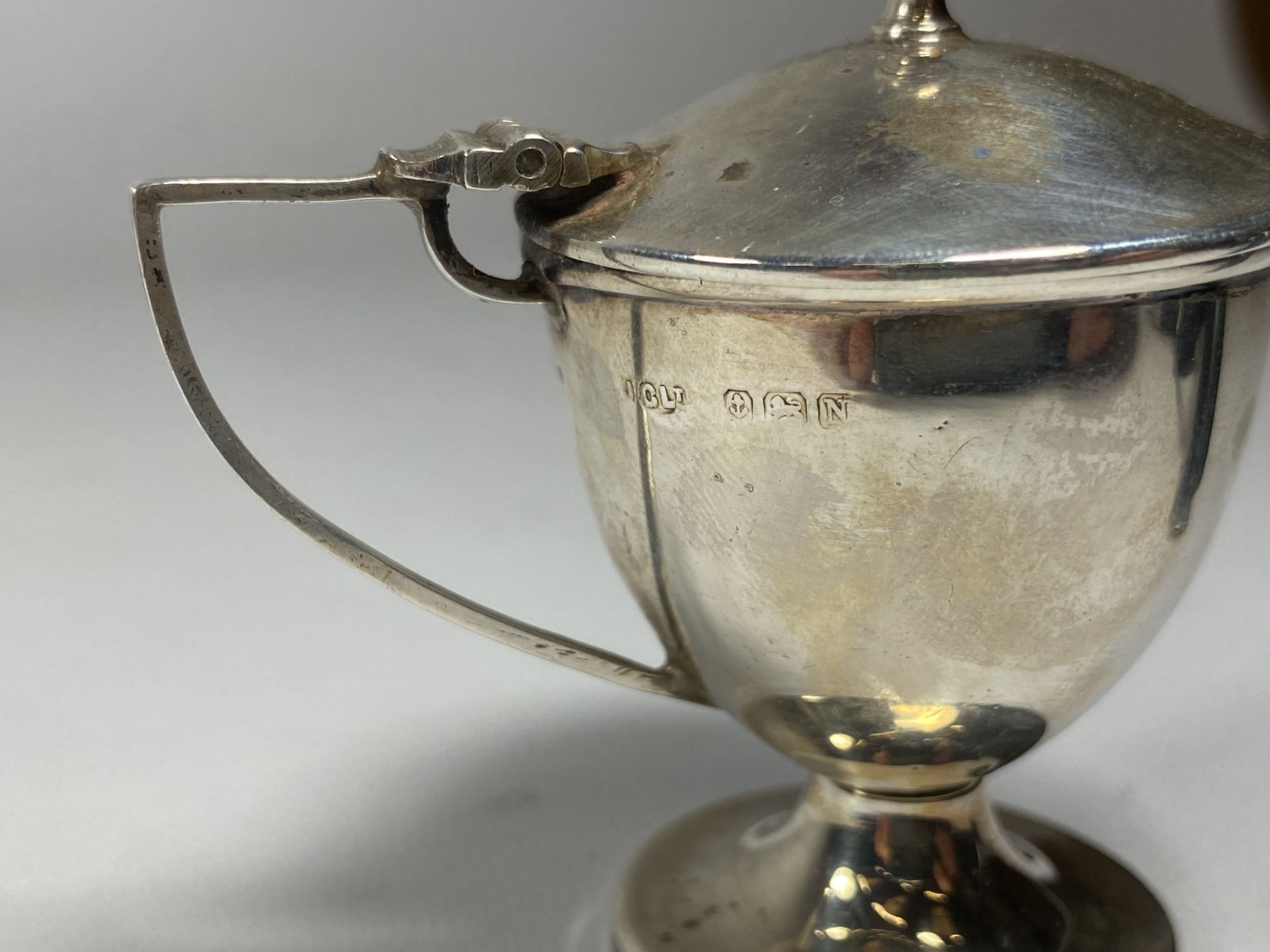 A BIRMINGHAM HALLMARKED SILVER LIDDED MUSTARD POT - Image 2 of 2