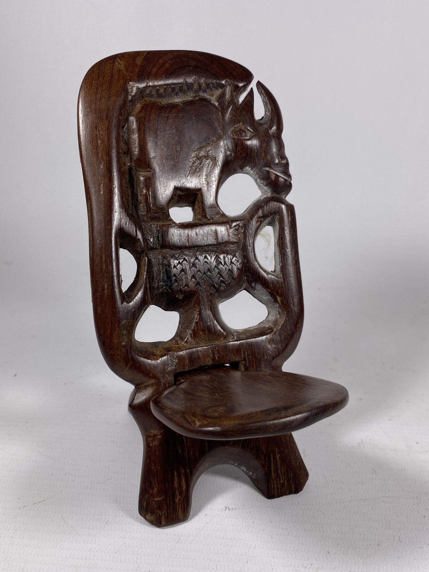 A VINTAGE TRIBAL WOODEN MODEL OF A BIRTHING CHAIR, HEIGHT 16CM