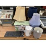 AN ASSORTMENT OF ITEMS TO INCLUDE TABLE LAMPS, A KETTLE AND A KEYBOARD ETC