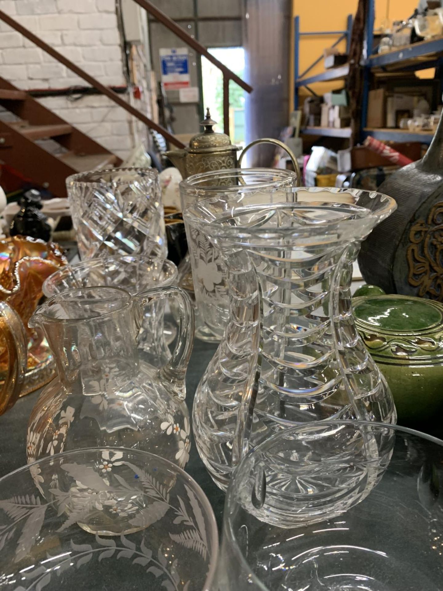 A QUANTITY OF VINTAGE CLEAR GLASSWARE TO INCLUDE A CLARET JUG, VASES, JUGS, BOWLS, ETC - Image 5 of 7