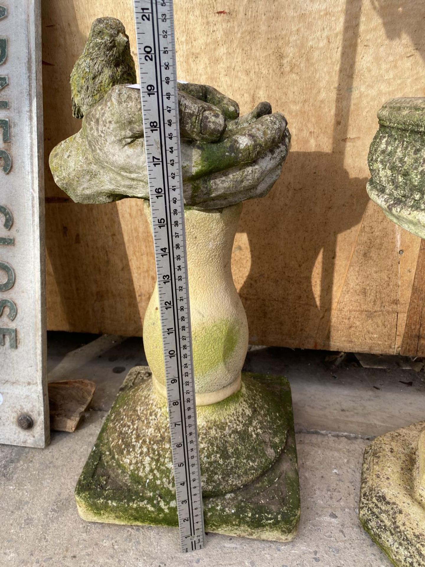 A RECONSTITUTED STONE BIRD BATH IN THE FORM OF TWO HANDS ON A PEDESTAL BASE (H:55CM) - Image 4 of 4