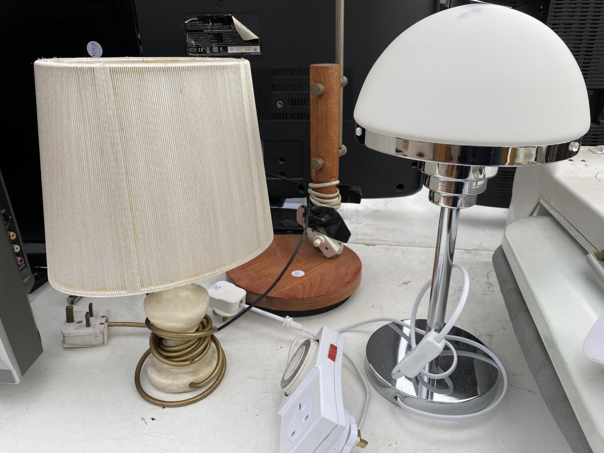 AN ASSORTMENT OF TABLE LAMPS - Image 2 of 2