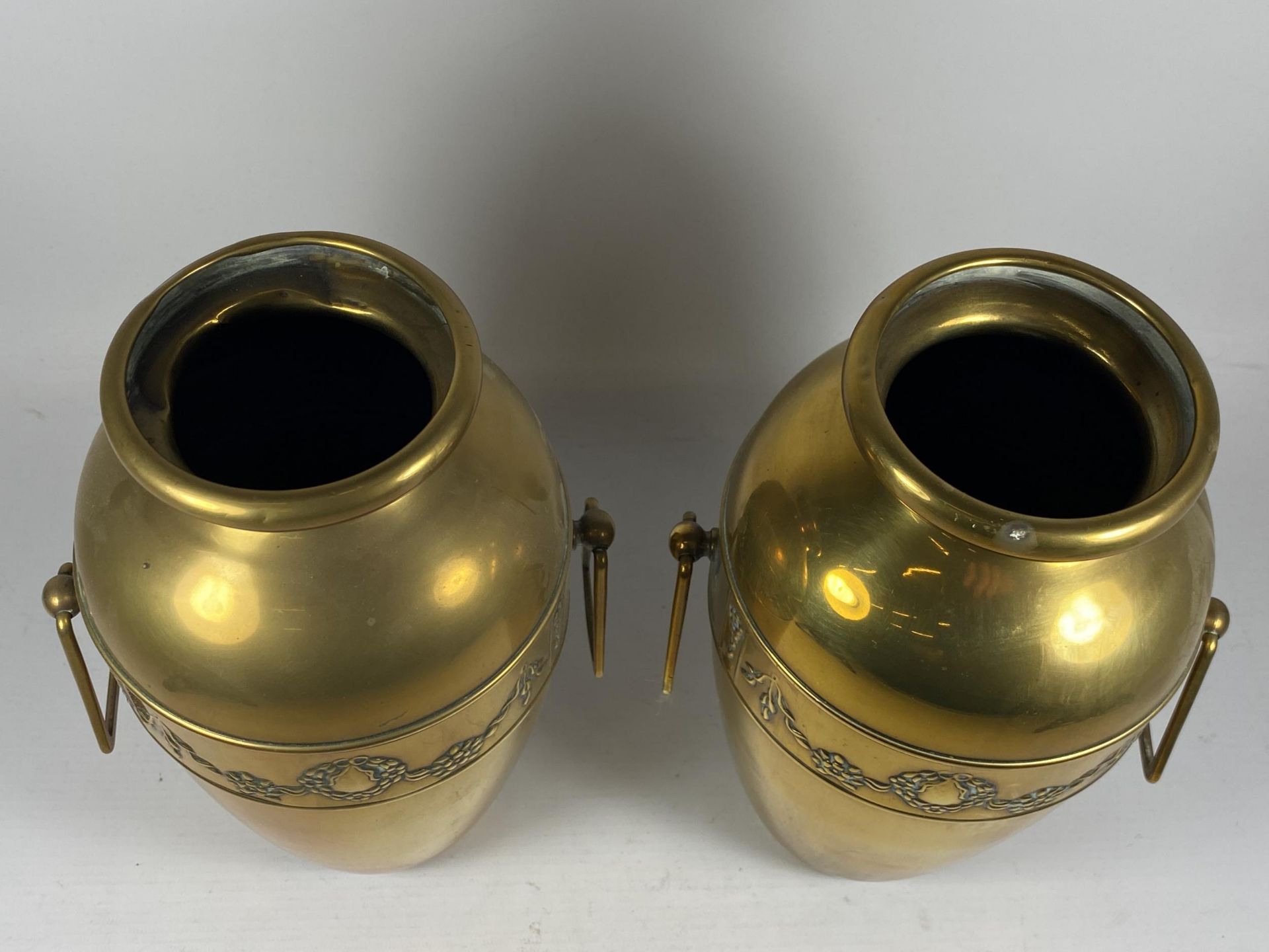 A PAIR OF BRASS BELDRAY ART NOUVEAU VASES WITH FLORAL SWAG DESIGN, HEIGHT 25CM - Image 2 of 3