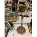 A VINTAGE STYLE MAGNIFYING GLASS ON A BRASS STAND AND WOODEN BASE HEIGHT APPROX 26CM