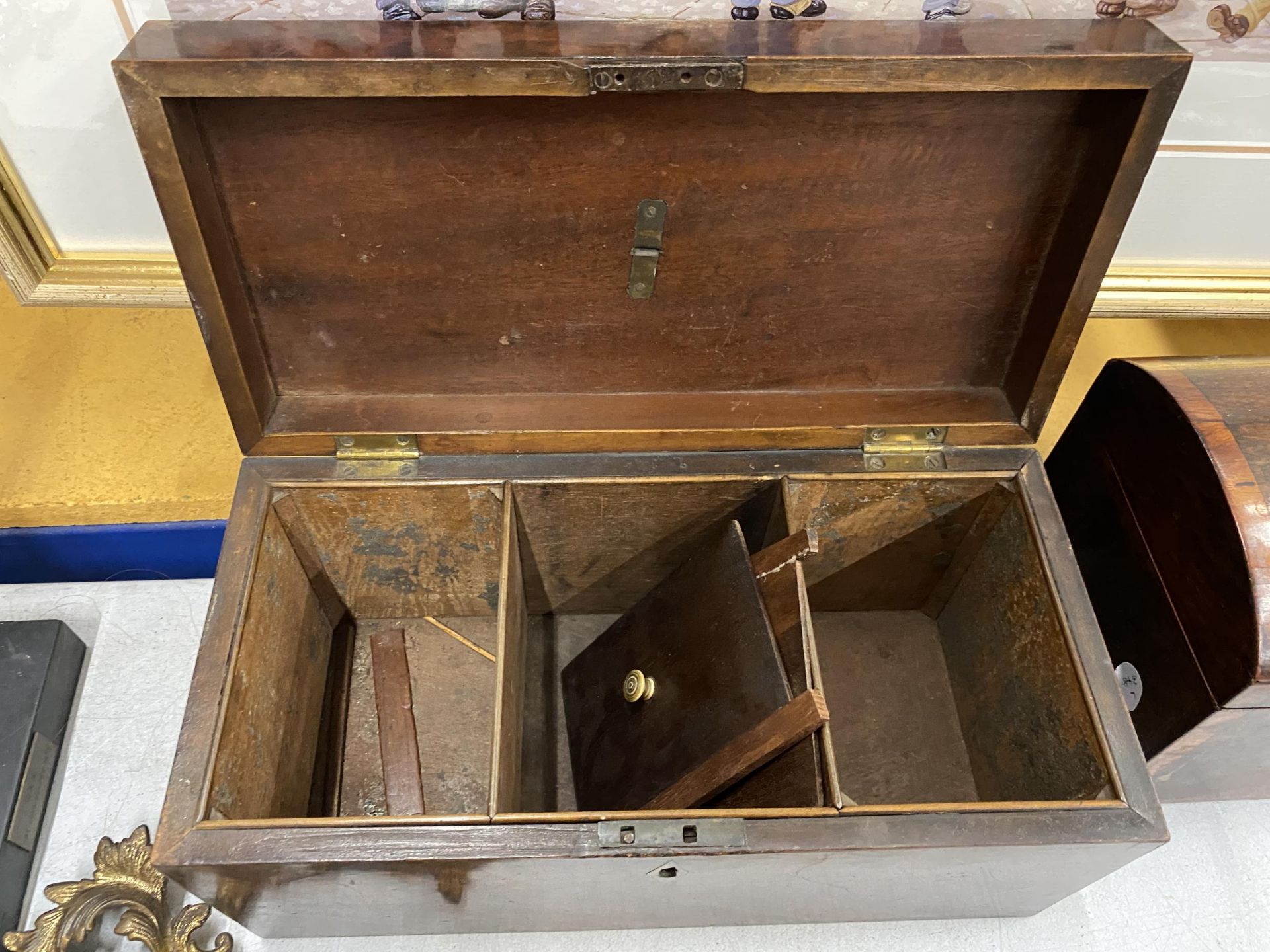 A GEORGIAN MAHOGANY RECTANGULAR TEA CADDY WITH THREE INNER COMPARTMENTS - Image 3 of 3