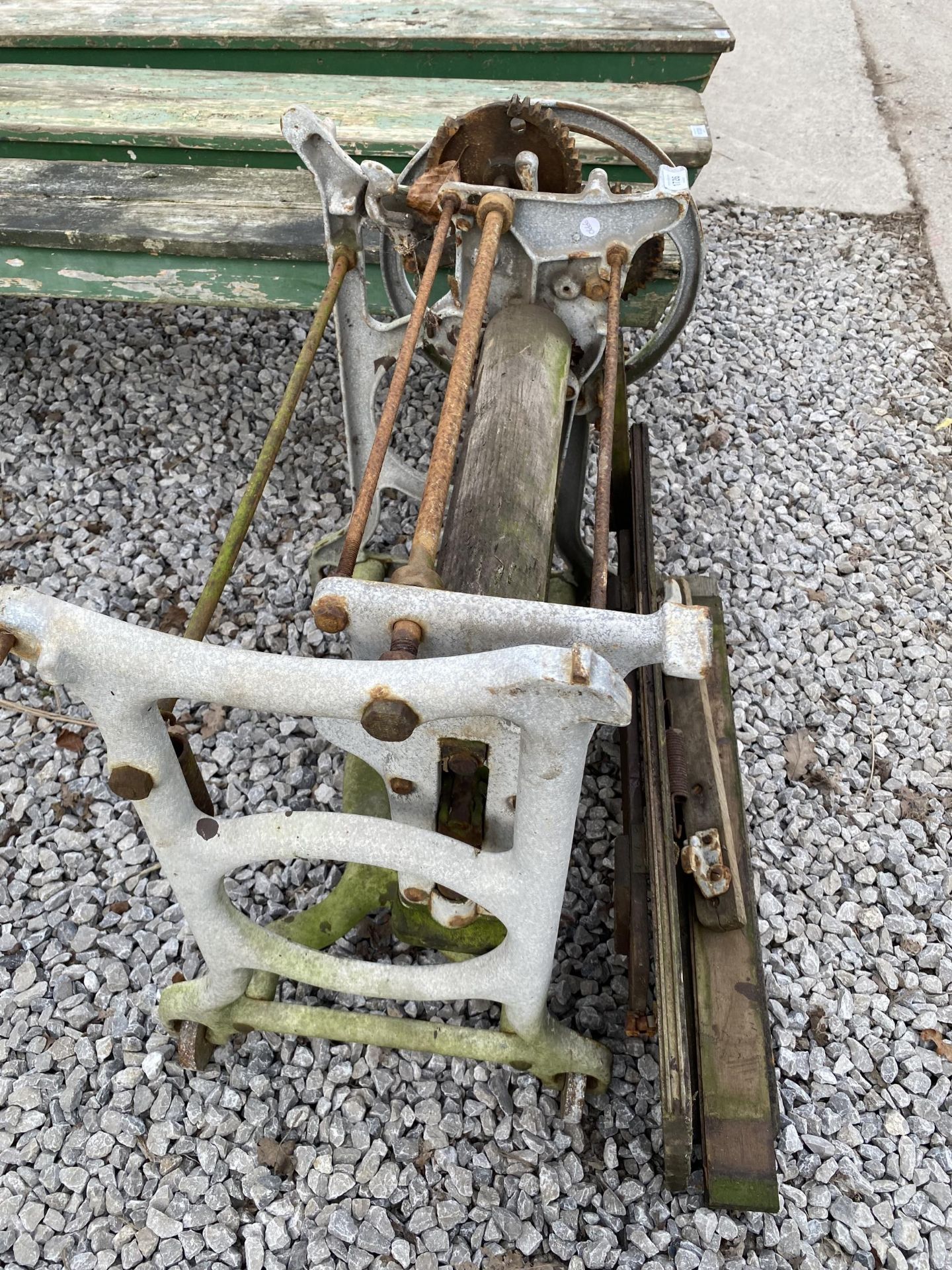 A VINTAGE CAST IRON AND WODDEN MANGLE - Image 2 of 4