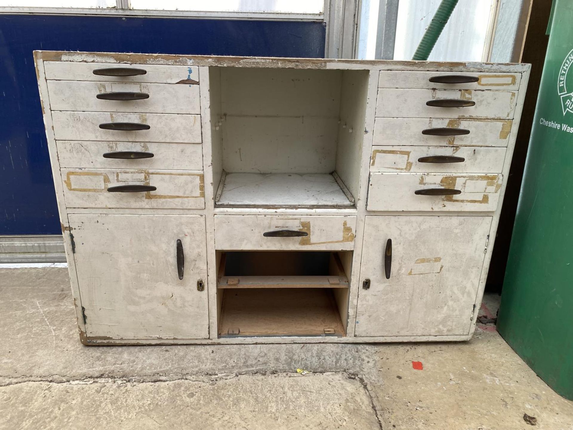 A VINTAGE WOODEN CABINET CONTAINING ELEVEN DRAWERS AND TWO CUPBOARDS - Image 6 of 6