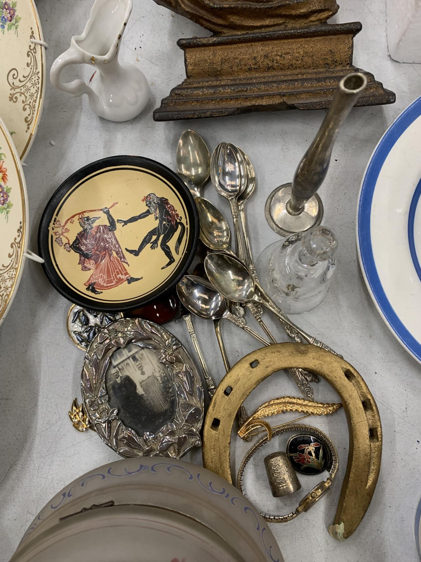 A MIXED LOT TO INCLUDE VINTAGE ROYAL HARVEY PLATES, SILVER PLATED ITEMS, FLATWARE, ETC - Image 3 of 10