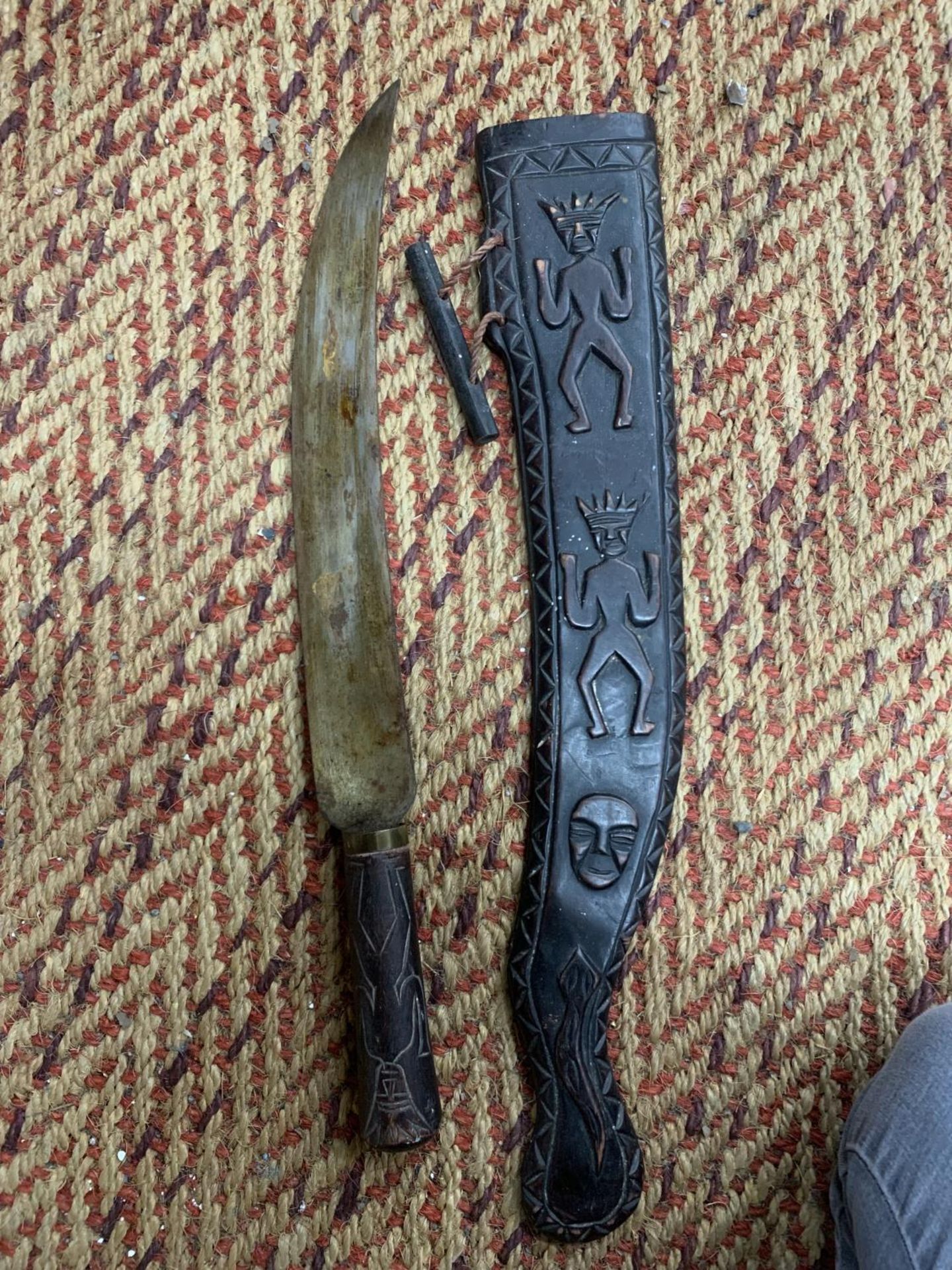 AN AFRICAN STYLE CARVED KNIFE SHEATH WITH KNIFE - A/F - Image 3 of 6